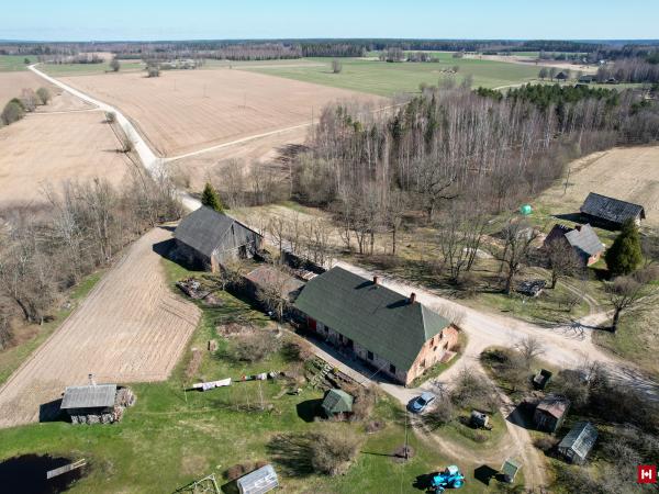 1. attēls. Vējkrogs no DR. Ar raustītu sarkanu līniju iezīmēta zudušās D stadulas aptuvenā vieta. 2022.g. 22.aprīlis. V.Grīviņa foto.