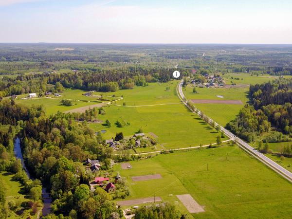 1. attēls. Skats uz Baukalnu (1) no Mazstraupes pils puses. 2020.g. 27.maijs. V.Grīviņa foto.