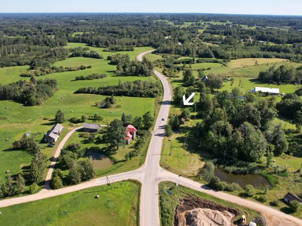 1. attēls. Kūlas kroga vieta (ar bultiņu) skatā no Vecpiebalgas puses. Cēsu novads, Vecpiebalgas pagasts. 2024. g. 14. augusts. V.Grīviņa foto.