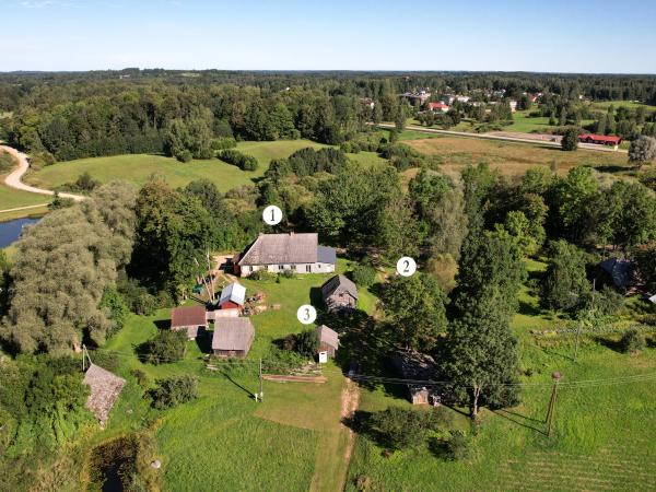 1. attēls. Lejaskrogs (“Zemgaļi” – 1), kroga klēts (3) un stadulas (2) vieta. Skats no Vecpiebalgas pilsdrupu puses. 2024.g. 14. augusts. V.Grīviņa foto.