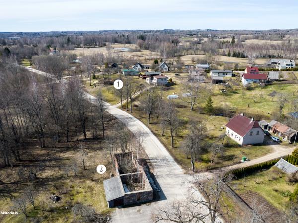 1. attēls. Ķipes kroga aptuvenā vieta Saules ielā 2, (1) Sauleskalnā un otra iespējamā krogus vieta (2) blakus Raiņa ielas 13 īpašumam. 2022.g. 17. aprīlis. V.Grīviņa foto.