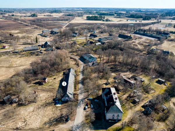 1. attēls. Kraukļu muižas Buntes krogs (1) un muižas komplekss skatā no putna lidojuma. 2022.g. 17.aprīlis. V.Grīviņa foto.