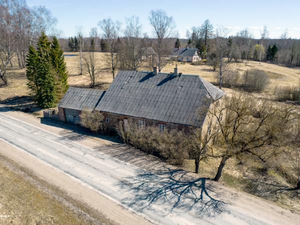 1. attēls. “Varenes” – bijušais Tūļa krogs. Skats uz kādreizējo pagalma puses fasādi. 2022. gada 17. aprīlis. V.Grīviņa foto.