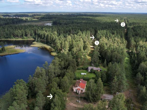 1. attēls. Aptuvena Venču kroga vieta(1), vecā Rīgas–Tērbatas–Pēterburgas lielceļa 19. gs. I puses trase (ar bultiņām), aptuvenā Berga muižas kroga vieta (2) un Venču māju vieta (3). Priekšplānā – kādreizējā rezerves sūkņa, tagad atgaisošanas stacija. Garkalnes pag., Ropažu nov. 2023. gada 12. augusts. V. Grīviņa foto.