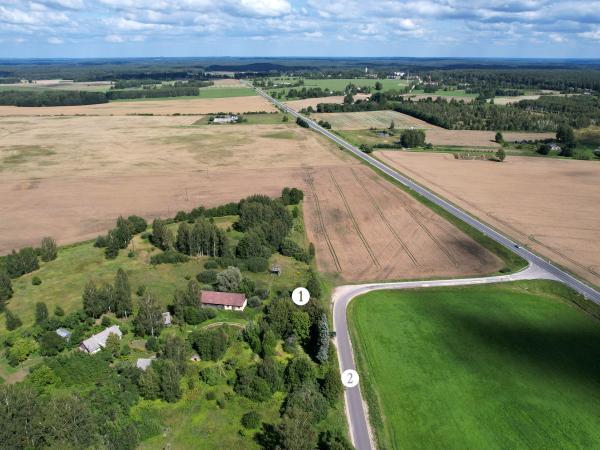 1. attēls. Apšenieku kroga vieta (1) un Rīgas – Tērbatas lielceļa vecā trase (2). Apšenieki, Krimuldas pagasts, Siguldas novads. 2023. gada 12. augusts. V. Grīviņa foto.