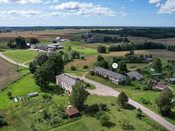 1. attēls. Pārbūvētā Zutiņu kroga ēka (1) un Tērbatas – Valmieras – Rīgas lielceļa vecā trase. Krimuldas pagasts, Siguldas novads. 2023. gada 12. augusts. V. Grīviņa foto.