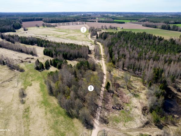 1. attēls. Deidera kroga (1) un Caurumkroga (2) drupas pie vecā Rīgas-Valmieras lielceļa. Skats Rubenes virzienā. 2022.g. 2.maijs. V.Grīviņa foto.