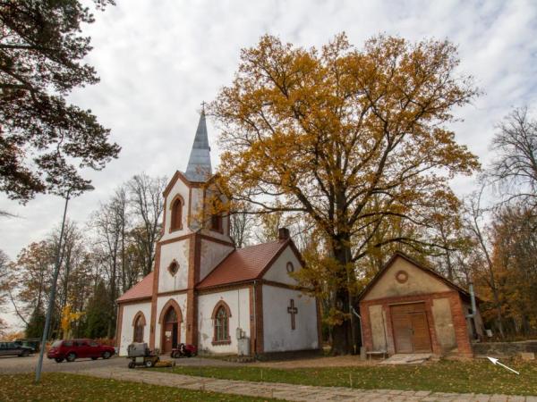 Kocēnu kapu kapliča un kapu siena šķūnītis. Ar bultu norādīta vieta, kur kapsētas žogā iemūrēts akmens ar iekalumu “1896 13. oktobris”. Valmiera. 2018.g. 18.oktobris. V.Grīviņa foto.