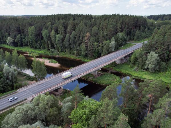 1. attēls. Valmieras apvedceļa tilts pār Gauju skatā no putna lidojuma. 2023.g. 17. jūlijs. V.Grīviņa foto.