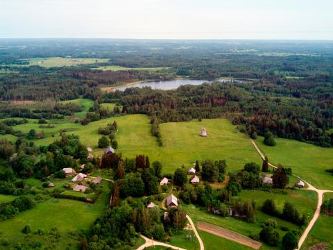 Skats uz “Vēveru” ciemu no putna lidojuma. 2019.g. 11.jūnijs. Vecpiebalgas pagasts. V.Grīviņa foto.