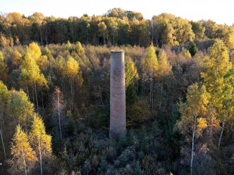 1. attēls. Pilkalnes muižas jaunā ķieģeļu cepļa dūmenis. Aizkraukles novads, Pilskalnes pagasts. 2024. g. 17. oktobris. V.Grīviņa foto.