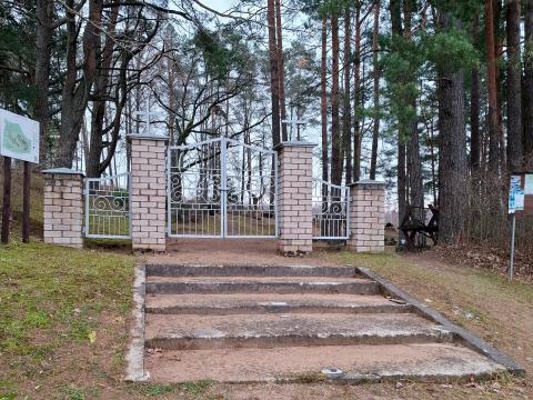 1. attēls. Strobuku kapu jaunie vārti. Aizkraukles novads, Pilskalnes pagasts. 2024. g. 26. novembris. L.Ozoliņas foto.