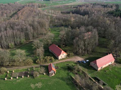 1. attēls. Pilkalnes muižas centrs. Aizkraukles novads, Pilskalnes pagasts. 2024. g. 9. aprīlis. V.Grīviņa foto.