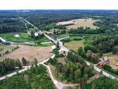 1. attēls. Lielstraupes Braslas kroga vieta (1), Inciema Braslas krogs (2) un Rīgas – Valmieras – Valkas lieceļa vecās trases vieta (3). Straupes pagasts, Cēsu novads. 2023. gada 26. jūnijs. V. Grīviņa foto.