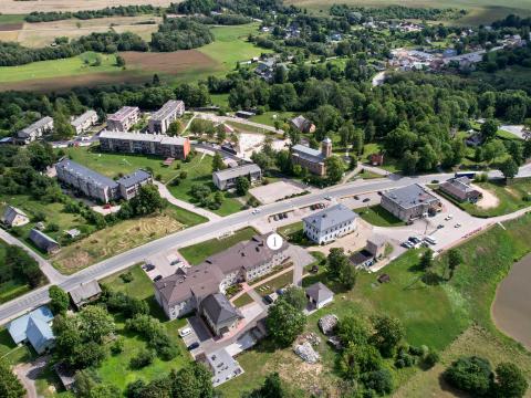 1. attēls. Aknīstes Kalna kroga vieta (1). Skolas iela 9, Aknīste, Jēkabpils novads. 2023. gada 9. augusts. V. Grīviņa foto.
