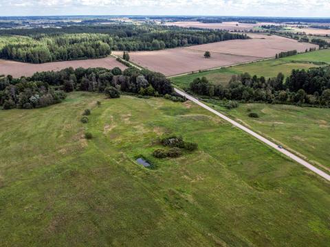 1. attēls. Kazu kroga un vecā Rīgas – Ilūkstes – Daugavpils lielceļa trases vieta skatā no DR. Jēkabpils novads, Elkšņu pagasts. 2023. g. 9. augusts. V. Grīviņa foto.