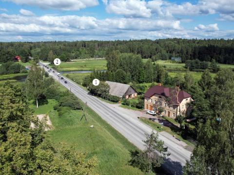 1. attēls. Inciema Braslas kroga stadula (1) un Lielstraupes Braslas kroga vieta (2). Krimuldas pagasts, Siguldas novads / Straupes pagasts, Cēsu novads. 2023. gada 12. augusts. V. Grīviņa foto.