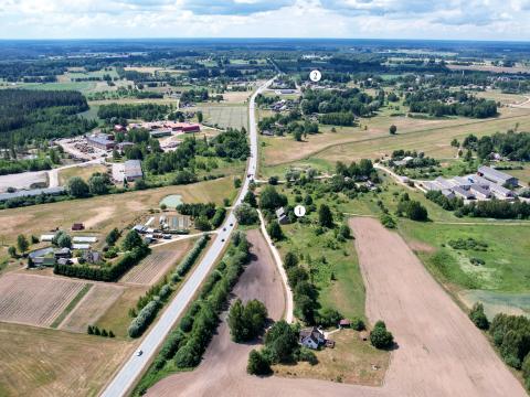 1. attēls. Mangaļu krogs (1) un vecā Rīgas–Valmieras lielceļa trases posms. Aizmugurējā plānā vidū – Raganas krogs (2). Krimuldas pagasts, Siguldas novads. 2023. gada 26. jūnijs. V. Grīviņa foto.