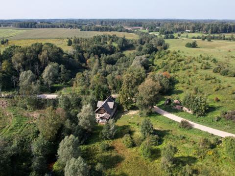 1. attēls. Grāvmelderu kroga drupas, Grāvmelderi un apkārtēja ainava. Saulkrastu novads, Sējas pagasts. 2023. gada 13. septembris. V. Grīviņa foto.