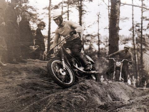 1. attēls. "Gaujas kausa" sacensības "Gaujas līču" trasē Putriņu mežā. Ap 1965. Kārļa Spundes foto. Valmieras muzeja krājums. Inv. nr. 1/0142.